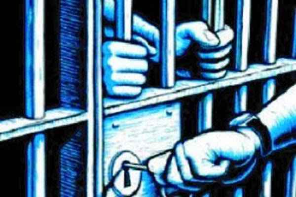 ছাত্রীকে উত্ত্যক্ত করায় এক যুবকে ভ্রাম্যমাণ আদালতের কারাদণ্ড