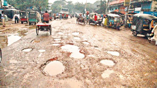 ঢাকা-খুলনা মহাসড়কের খানা-খন্দ, ইট দিয়েই মেরামত কাজ চলছে।।