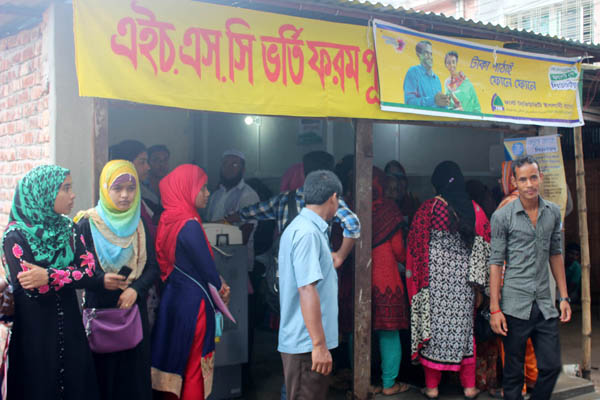 ঠাকুরগাঁওয়ে কলেজে ভর্তিতে ভোগান্তিতে শিক্ষার্থীরা।।