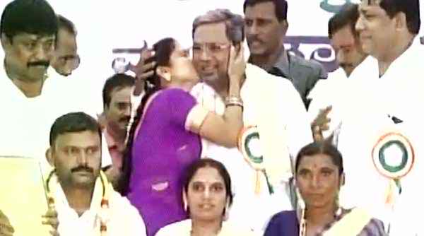 চুম্বন বিতর্কে জড়ালেন ভারতের কর্ণাটকের মুখ্যমন্ত্রী সিদ্দারামাইয়া