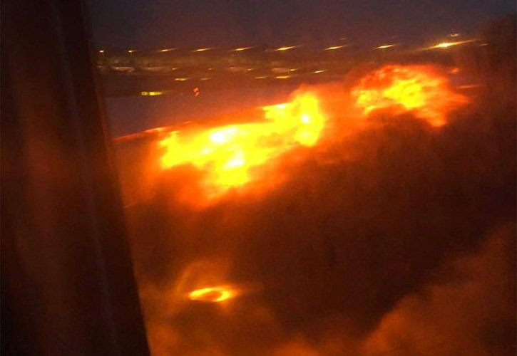 সিঙ্গাপুর এয়ারলাইন্সের ফ্লাইটে আগুন।। পাইলটের দক্ষতায় সকলের প্রান রক্ষা.....