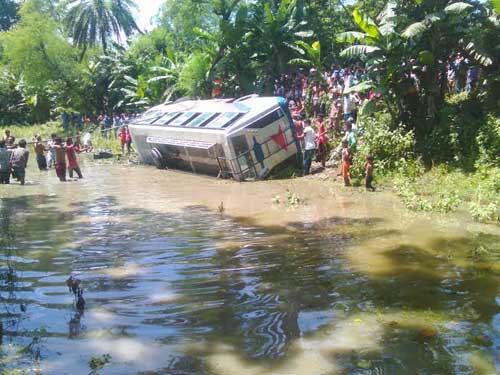 ঢাকা-বরিশাল মহাসড়কে মাদারীপুরে বাস খাদে পড়ে ১০ জন যাত্রী আহত
