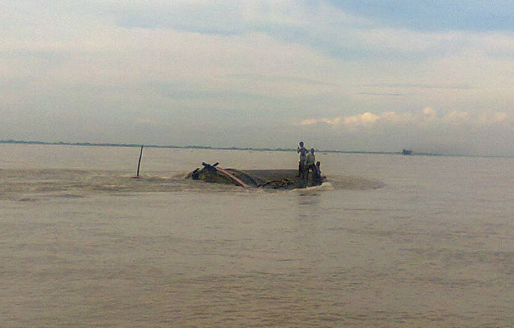 পদ্মার গোয়ালন্দ পয়েনটে প্রচণ্ড স্রোতে ট্রলারডুবি