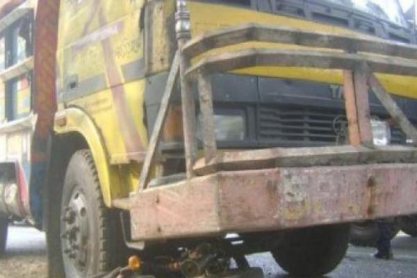 শিবগঞ্জে ট্রাক চাপায় প্রতিবন্ধী শিশু নিহত