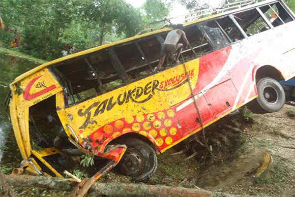 শ্রীনগরে বাস খাদে, নিহত ৬।।