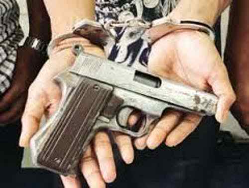 রাজধানীতে পিস্তলসহ ও গুলিসহ গ্রেফতার ১