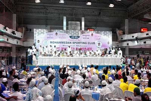 কলকাতায় ইফতার পার্টিতে পাশাপাশি মমতা-সৌরভ।।