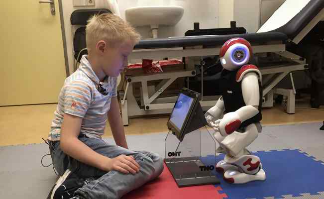 ডায়াবেটিস আক্রান্ত শিশুদের সহায়তায় কাজ করছে রোবট