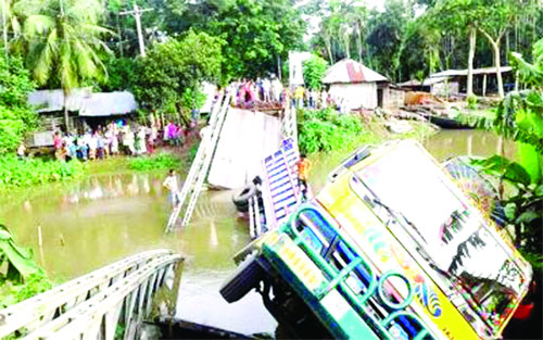 বরিশালে ব্রিজ ভেঙে ট্রাক খালে, যোগাযোগ বিছিন্ন