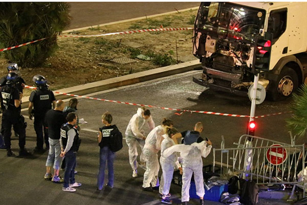 ফ্রান্সে ৮০ জনকে হত্যাকারী ট্রাকচালক বন্দুকযুদ্ধে নিহত