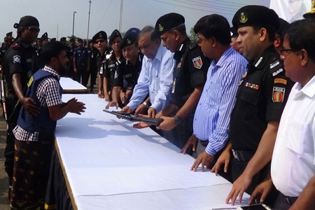 আত্মসমর্পণকারী দস্যুদের বিরুদ্ধে অস্ত্র আইনে মামলা ।।