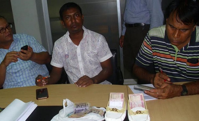 বেনাপোলে জুতার ভেতর ৪ লাখ টাকা, আটক ১   