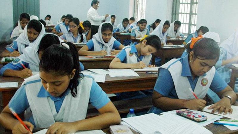 এসএসসি পরীক্ষার ফলাফলে গত বছরের তুলনায় পাশের হার ও জিপিএ-৫ দুটোই কমেছে