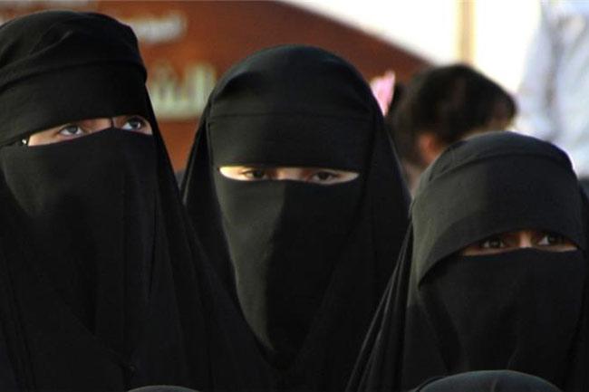 সৌদি আরবে নারীদের ভ্রমণে আর অভিভাবকের অনুমতির প্রয়োজন নেই।।   