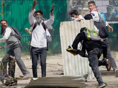 ভারতীয় কাশ্মীরে পুলিশের সঙ্গে সংঘর্ষে জখম ২৫ ছাত্র