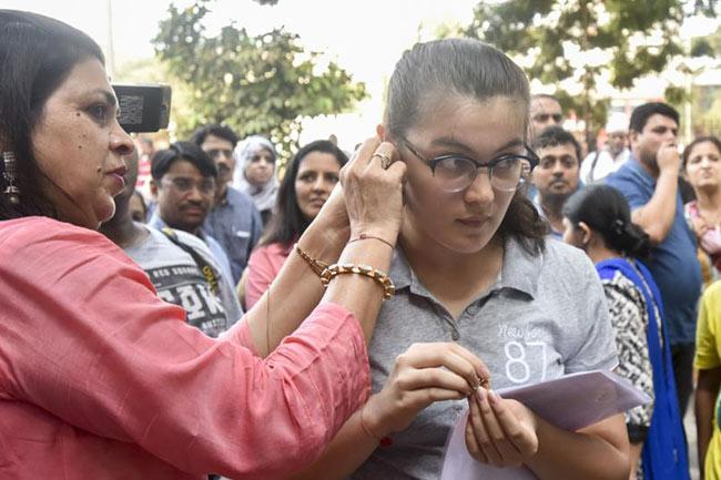 ভারতে অন্তর্বাস খুলেই দিতে হল মেডিকেল ভর্তি পরীক্ষা।।   