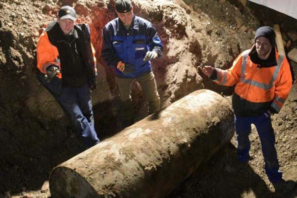 জার্মানিতে বোমা আতঙ্কে ৫০ হাজার মানুষের গৃহত্যাগ।।   