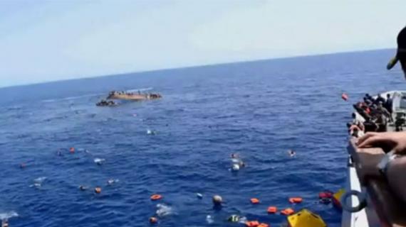 ভূমধ্যসাগরে নৌকাডুবিতে আড়াইশ শরণার্থীর মৃত্যু