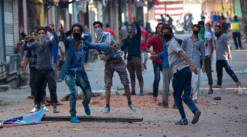 বিচ্ছিন্নতাবাদী হুরিয়ত নেতাদের মাথা কেটে লাল চকে ঝুলিয়ে দেয়ার হুমকি দিল জঙ্গীগোষ্ঠী হিজবুল মুজাহিদিন