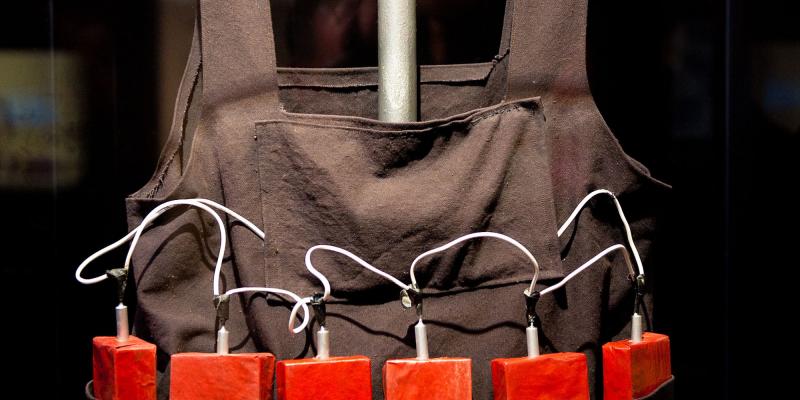 ঝিনাইদহে ঘিরে রাখা বাড়ির পেছন থেকে ২ সুইসাইডাল ভেস্ট উদ্ধার।।