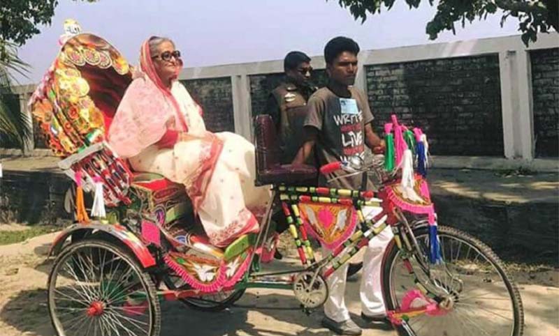 নেত্রকোনায় সফরে গিয়ে রিকশায় চড়লেন প্রধানমন্ত্রী শেখ হাসিনা।।   