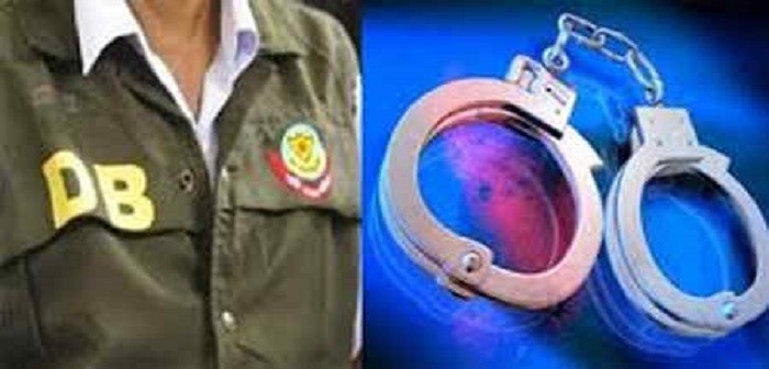 রাজধানীর বিভিন্ন এলাকায় অভিযান, ১৬ ভুয়া ডিবি সদস্য আটক।।   