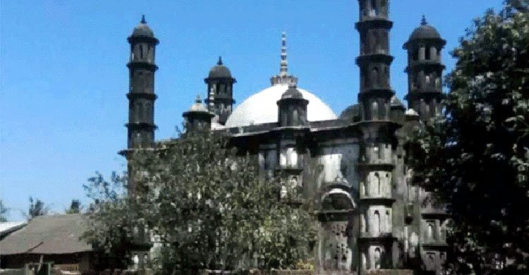 রাথেডাউংয়ে একটি প্রাচীন মসজিদে আগুন ধরিয়ে দিল রাখাইন চরমপন্থীরা