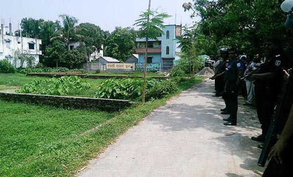 নরসিংদীতে জঙ্গি আস্তানা সন্দেহে ঘিরে রাখা বাড়িতে পাঁচ তরুণের আত্মসমর্পণ।।   