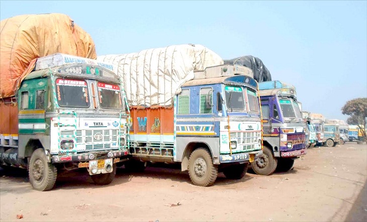শ্রমিক কর্মবিরতি অব্যাহত, সোনামসজিদ স্থলবন্দরে আটকা পড়েছে দেড়শ পণ্যবাহী ট্রাক।।   