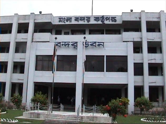 আদালতের নির্দেশে মংলা বন্দরে আসা দুটি নৌযান পল্টুনকে আটক।।   