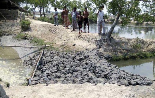 পাইকগাছায় সরকারি রাস্তার সংস্কার কাজে বাঁধা সৃষ্টির পাঁয়তারা : থানায় অভিযোগ