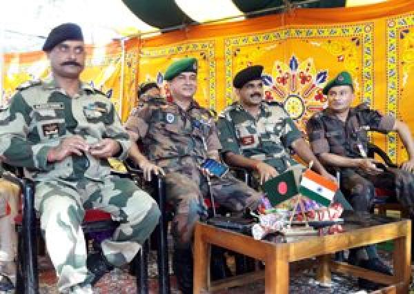 ভারত-বাংলাদেশ আন্তর্জাতিক সীমান্তে বিএসএফ-বিজিবি’র ব্যান্ড দলের যৌথ কুচকাওয়াজ।।   