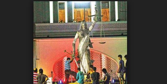 সুপ্রিম কোর্ট প্রাঙ্গন থেকে ন্যায়বিচারের প্রতীক সরানোর প্রতিবাদে বিক্ষোভ-সমাবেশ।।   