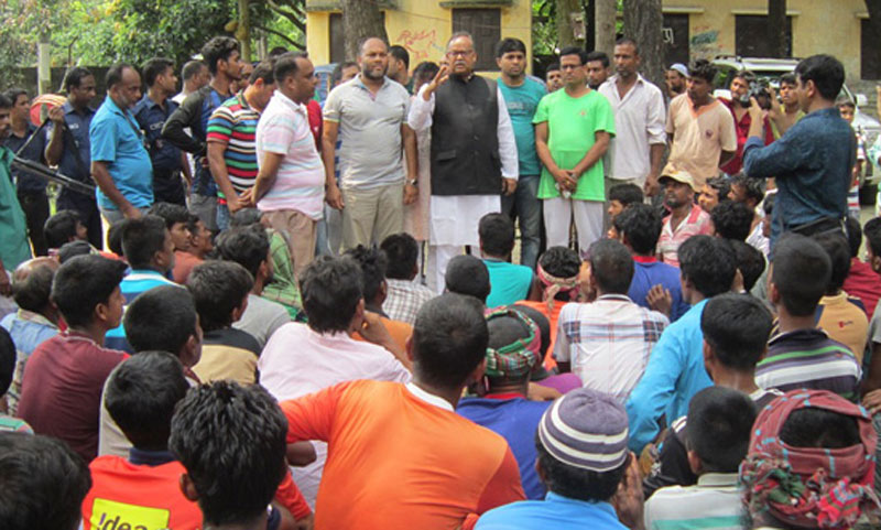 মুন্সীগঞ্জে ব্যাটারিচালিত রিকশা চলার দাবিতে এমপি মৃণাল কান্তির বাড়ি ঘেরাও।।   