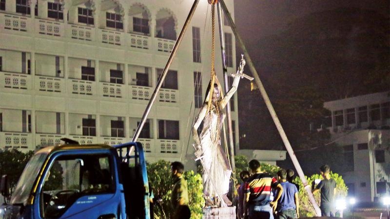 ভাস্কর্য অপসারণে ১০ বিশিষ্টজনের ক্ষুব্ধ প্রতিক্রিয়া।।