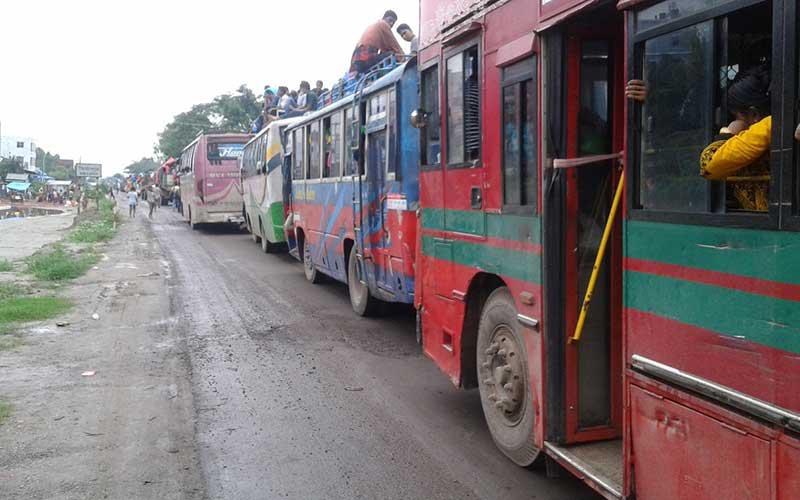 তীব্র যানজটে ঢাকা-টাঙ্গাইল মহাসড়ক, যাত্রীদের সীমাহীন দূর্ভোগ।।
