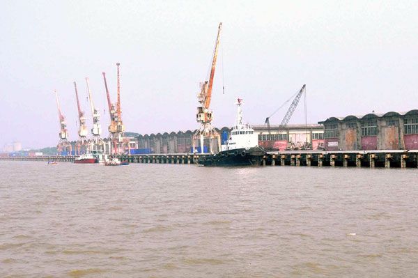 খুলনা ও মংলায় ঘূর্ণিঝড় ‘মোরা’র প্রভাব নেই।।   