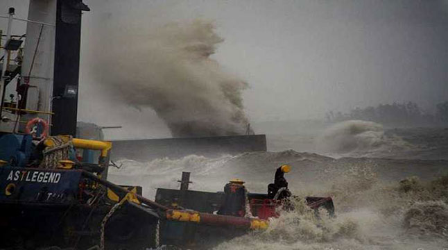 ঘূর্ণিঝড় 'মোরা'র কারনে প্রাথমিকভাবে ৪ জনের মৃত্যুর খবর   