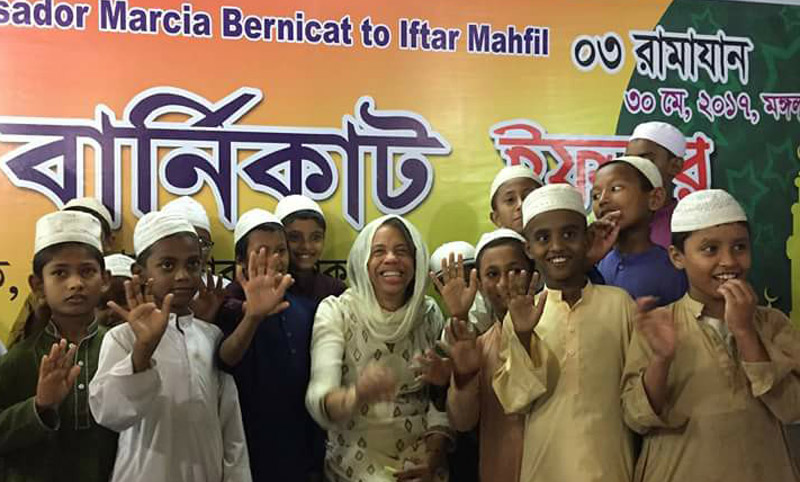 এতিম শিশুদের সাথে ইফতার করলেন যুক্তরাষ্ট্রের রাষ্ট্রদূত মার্শা বার্নিকাট।।