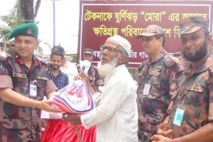 মোরায় ক্ষতিগ্রস্তদের মাঝে টেকনাফে বিজিবির ত্রাণ বিতরণ।।