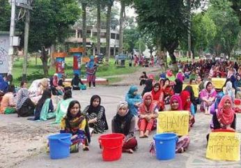 নিরাপদ পানির দাবীতে বাংলাদেশ কৃষি বিশ্ববিদ্যালয়ের ছাত্রীদের বিক্ষোভ।।   