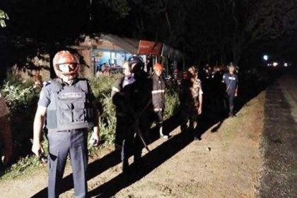 মাগুরার শালিখায় জঙ্গি আস্তানা সন্দেহে বাড়ি ঘেরাও, আটক ৭।।   