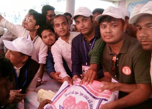 ঘূর্ণিঝড় মোরা'য় ক্ষতিগ্রস্তদের পাশে দাঁড়াল ছাত্রলীগ।।   