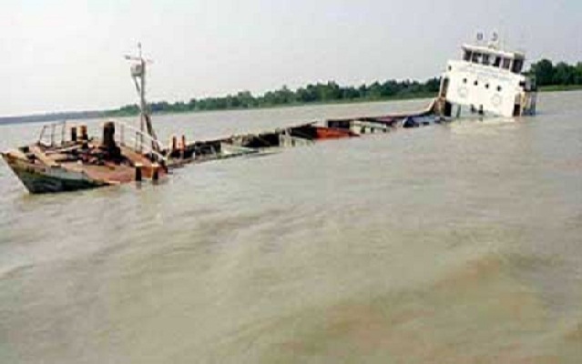 সুন্দরবনের হাড়বাড়িয়া এলাকায় সিমেন্টের কাঁচামালবোঝাই কার্গো ডুবি।।
