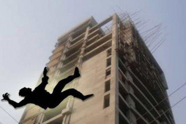 রাজধানীর রমনায় ভবন থেকে পড়ে ৩ শ্রমিকের মৃত্যু।।   