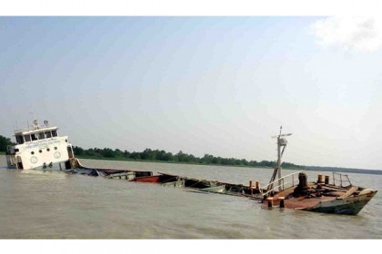 সুন্দরবনে সিমেন্ট তৈরির কাঁচামাল বোঝাই কার্গো ডুবি,৩৬ ঘণ্টায়ও শুরু হয়নি উদ্ধার অভিযান।।   