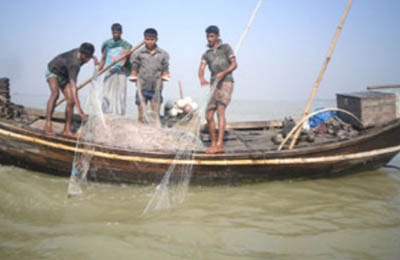 চট্টগ্রাম জেলা প্রশাসকের কাছে ক্ষতিগ্রস্ত জেলেদের স্মারকলিপি।।   
