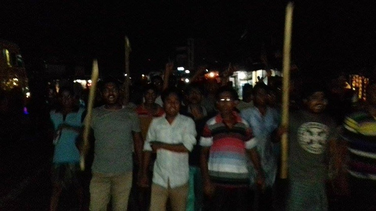 রাজশাহীতে থানার ভেতরে আওয়ামী লীগ নেতাকে মারধরের ঘটনায় তিন পুলিশ প্রত্যাহার।।