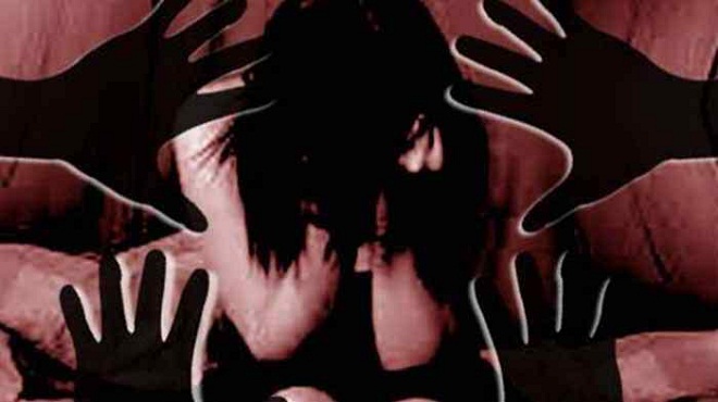 স্বামীকে অপহরণ মুক্তিপণ না পেয়ে স্ত্রীকে গণধর্ষন