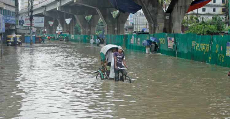 পানিতে ভাসছে চট্টগ্রাম মহানগরী।   
